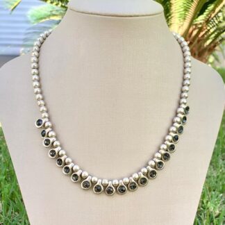 Colar Esferas com Cristais Fume em Zamac