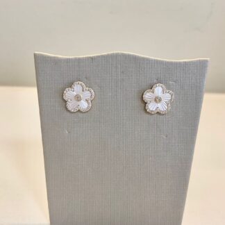 Brinco Flor Madrepérola em Prata 925 e Banho de Ouro18k