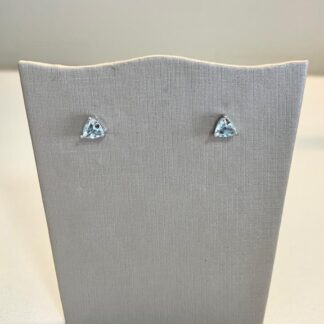 Brinco Triangulo Zircônia Azul em Ródio Branco