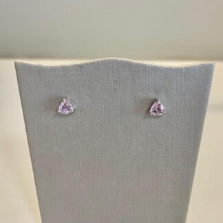 Brinco Triangulo Zircônia Rosa em Ródio Branco