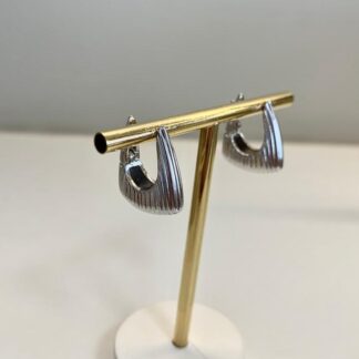 Brinco Click Riscado em Ródio Branco