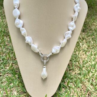 Colar Pérola Sintética com Pingente Cravejado de Zircônias Brancas em Ródio Branco