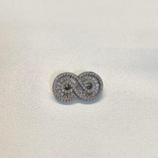Pin Infinito Cravejado de Zircônia Branca em Ródio Branco