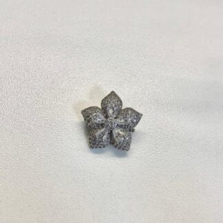 Pin Flor Cravejado de Zircônias Brancas em Ródio Branco