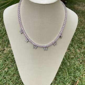 Colar Riviera com Zircônia Rosa e Pingentes de Borboletas em Ródio