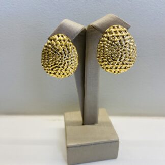 Brinco Oval com Textura Banhado a Ouro18k.