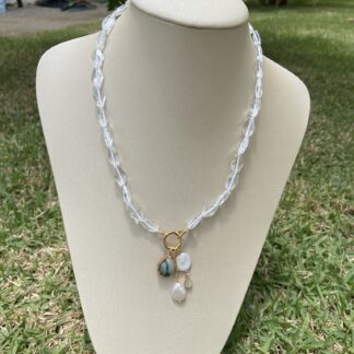 Colar de Pedra Natural de Cristal com Pingentes de Esmeralda e Pérolas Naturais Banhado a Ouro18k