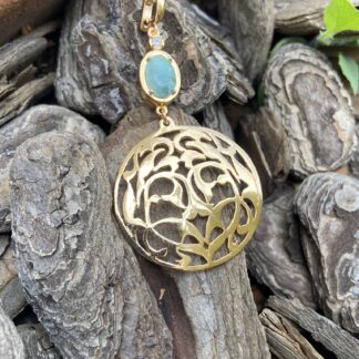 Pingente Esfera Vazada com Pedra Natural de Esmeralda Banhado a Ouro18k