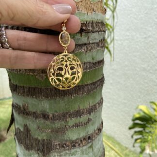 Pingente Esfera Vazada com Pedra Natural de Rutilo Banhado a Ouro18k