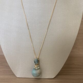 Colar com 80cm de Comprimento com Pedra Natural de Amazonita e Gota de Esmeralda Banhado a Ouro18k