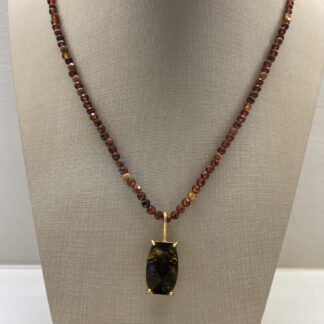 Colar de Granada Laranja com Pingente em Quartzo Fumê Banhado a Ouro18k