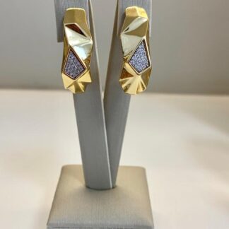 Brinco Gancho Orgânico com Micro Zircônias Banhado a Ouro18k.