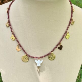 Colar Granada com Patuás Banhado a Ouro18k