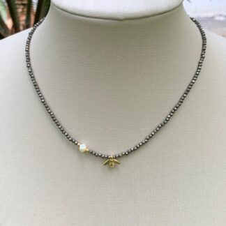 Colar de Pirita com Pérola e Abelha Banhado a Ouro18k