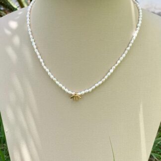 Colar Pérola Natural com Pingente de Abelha Banhado a Ouro18k