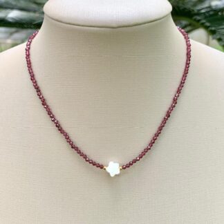 Colar Granada com Flor em Madrepérola Banhado a Ouro18k