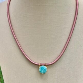Colar Fio de Seda Rosa com Pingente Amazonita Banhado a Ouro18k
