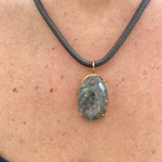 Colar Fio de Seda com Pingente Oval Rutilado Cinza Banhado a Ouro 18k