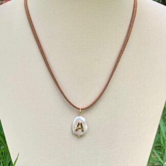 Colar Courinho com Pingente de Pérola Letra A Banhado a Ouro18k