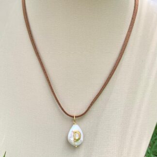 Colar Courinho com Pingente de Pérola Letra D Banhado a Ouro18k