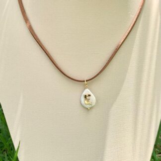 Colar Courinho com Pingente de Pérola Letra E Banhado a Ouro18k