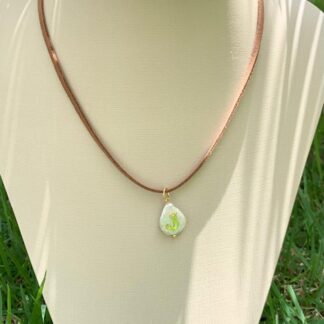 Colar Courinho com Pingente de Pérola Letra J Banhado a Ouro18k