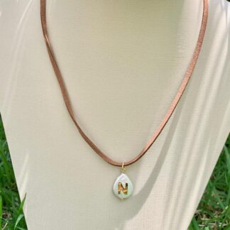 Colar Courinho com Pingente de Pérola Letra N Banhado a Ouro18k