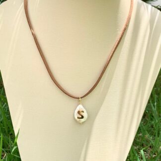 Colar Courinho com Pingente de Pérola Letra S banhado a Ouro18k