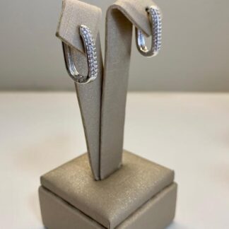 Brinco Retangular G Cravejado de Zircônias em Ródio Branco