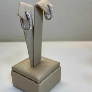 Brinco Retangular M Cravejado de Zircônias em Ródio Branco