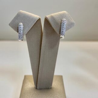 Brinco Retangular P Cravejado de Zircônias em Ródio Branco