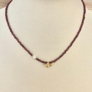 Colar Granada com Pingente de Abelha Banhado a Ouro18k