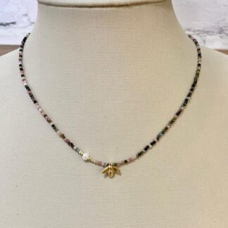 Colar de Turmalina Rosa com Detalhe de Abelha Banhado a Ouro18k