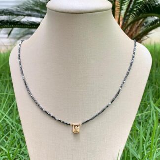 Escapulário de Hematita Escura Banhado a Ouro18k