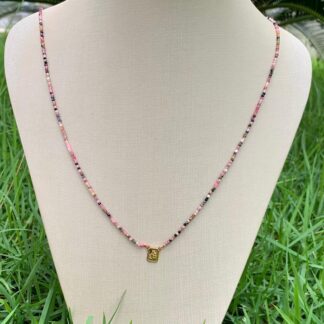 Escapulário de Turmalina Rosa com Nossa Senhora das Graças Banhado a Ouro 18k