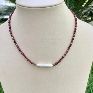 Colar Granada com Pingente de Pérola Banhado a Ouro18k