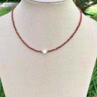 Colar Jade Marrom com Pingente de Pérola Banhado a Ouro18k