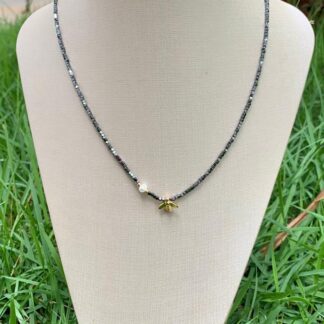 Colar Hematita Escura com Pingente de Abelha e Pérola Banhado a Ouro18k