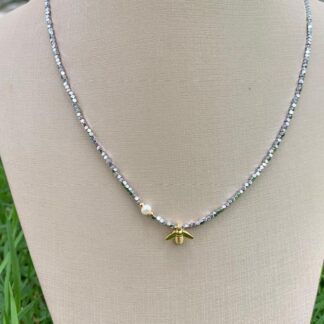 Colar Hematita com Abelha e Pérola Banhado a Ouro18k