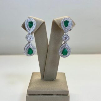 Brinco 2 Gotas com Esmeralda e Ponto de Luz em Ródio Branco