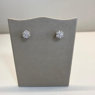 Brinco Flor Cravejada de Zircônias Brancas, em Prata 925