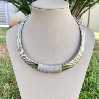 Colar Texturizado com Cravação Central em Ródio Branco