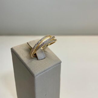 Anel Entrelaçado Trinity Cravejado de Zircônias Brancas Banhado a Ouro18k