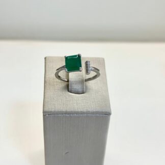 Anel Quadrado Esmeralda com 4 Zircônias Brancas em Prata 925