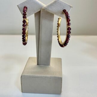 Brinco de Argola com Pedras Granada Banhado a Ouro18k