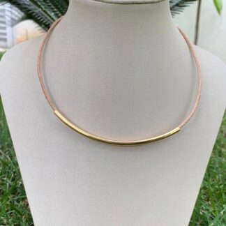 Colar em Courinho com Detalhe Banhado a Ouro 18k