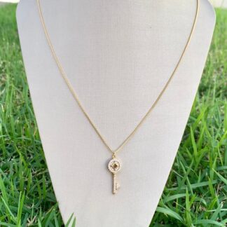 Colar com Pingente de Chave Cravejada de Zircônias Brancas Banhado a Ouro18k