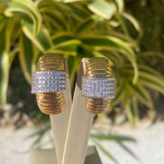 Brinco Riscado com Detalhe em Zircônias Banhado a Ouro 18k