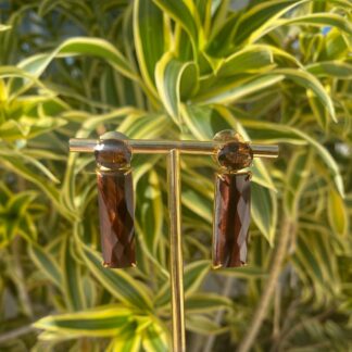 Brinco Pedra Natural de Olho de Tigre Vermelho Banhado a Ouro 18K