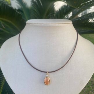 Colar de Courinho com Pingente de Cornalina Banhado a Ouro 18K
